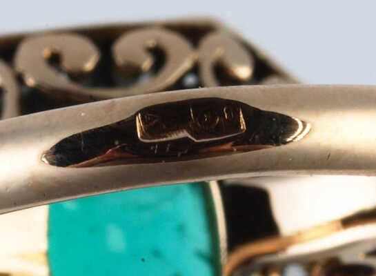 Кольцо с изумрудом и бриллиантами из золота (по клейму 56), общим весом 7,49 грамма